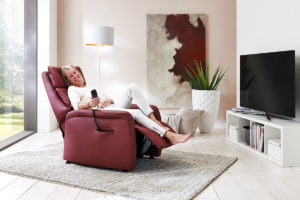 Sessel mit elektrisch verstellbarer Rückenlehne